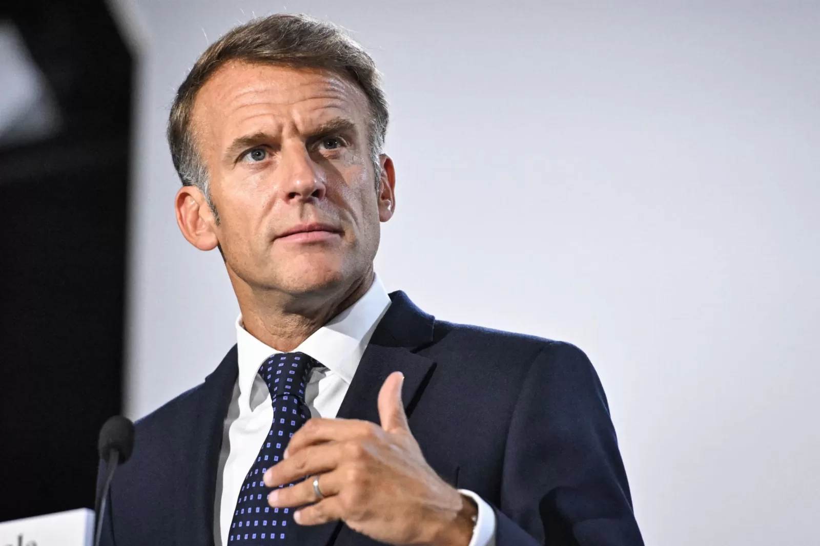 Emmanuel Macron condamne les violences et promet d…