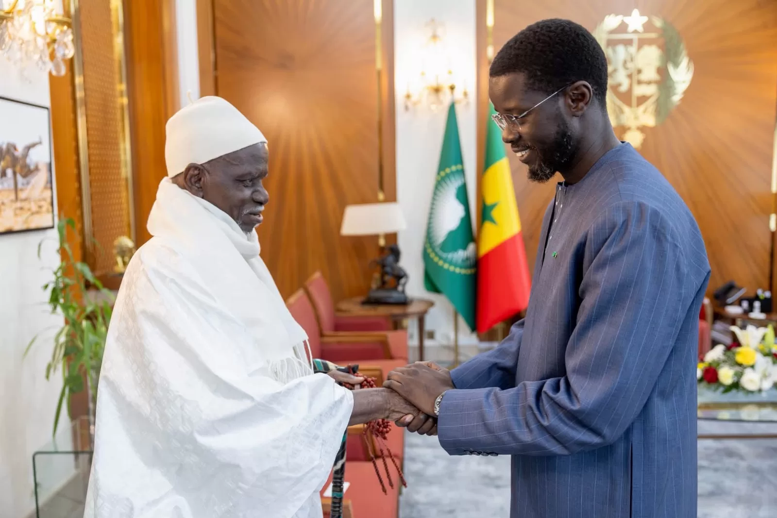 Palais présidentiel : Bassirou Diomaye Faye reçoit le Khalife général de Thiénaba et évoque la cohésion sociale et les doléances locales