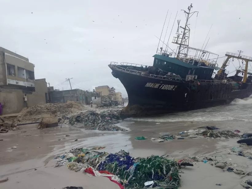 Intempéries : une dizaine de bateaux échoués et plusieurs pirogues endommagées sur le littoral